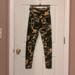 Soft yellow & black camouflage leggings